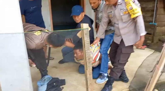 Pelaku yang bacok istri dan anak tirinya berhasil diamankan. | Foto: Dok Humas Polresta Bandar Lampung