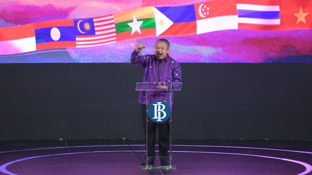 Gubernur Bank Indonesia (BI) Perry Warjiyo memberikan sambutan saat membuka ASEAN Fest 2023 di Jakarta Convention Center, Jakarta, Selasa (22/8/2023). Foto: ANTARA FOTO/Hafidz Mubarak A