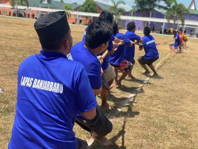 Antusias Warga Binaan Lapas Banjarbaru saat mengikuti lomba Tarik Tambang antar Blok Hunian dalam rangka HUT RI ke-78 dan Hari Kemenkumham ke-78 tahun 2023