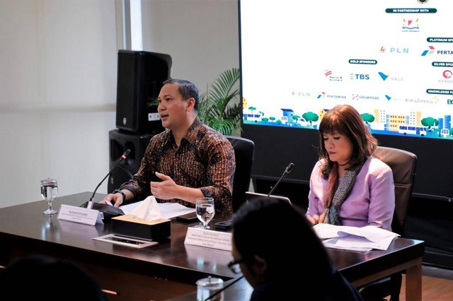 Media briefing Indonesia Sustainability Forum bersama Deputi Transportasi dan Infrastruktur Kemenko Marves, Rachmat Kaimuddin, dan Wakil Ketua Umum Koordinator Kadin Indonesia Bidang Kemaritiman, Investasi, dan Luar Negeri, Shinta Kamdani. Foto: Dok. Kemenko Marves