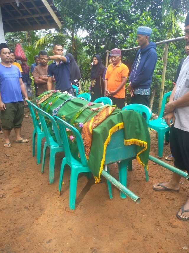 Prosesi sebelum pemakaman. Foto: dok. pribadi