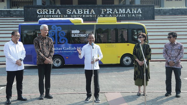 Menteri Investasi/Kepala BKPM Bahlil Lahadalia menyerahkan hibah dua unit bus listrik kepada kepada Universitas Gadjah Mada (UGM), Selasa (22/8/2023). Foto: Dok. BKPM