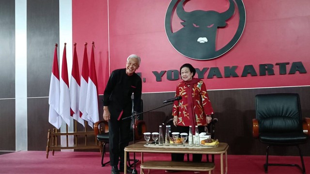 Ketua Umum PDI Perjuangan Megawati Soekarnoputri bersama Ganjar Pranowo di kantor DPD PDI Perjuangan DIY di Jalan Tentara Rakyat Mataram, Jetis, Kota Yogyakarta, Selasa (22/8/2023). Foto: Arfiansyah Panji/kumparan