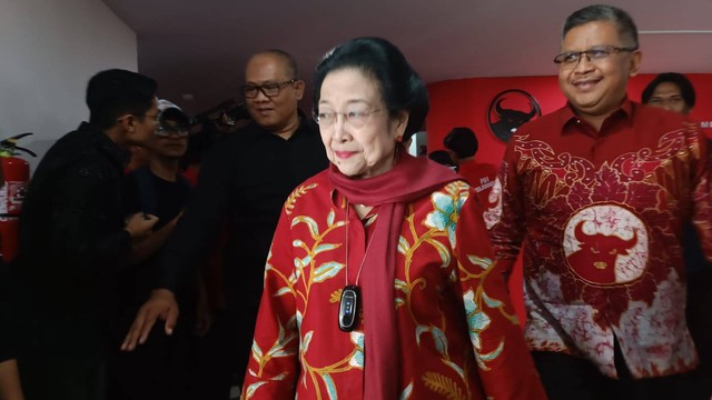 Ketua Umum PDI Perjuangan Megawati Soekarnoputri bersama Ganjar Pranowo di kantor DPD PDI Perjuangan DIY di Jalan Tentara Rakyat Mataram, Jetis, Kota Yogyakarta, Selasa (22/8/2023). Foto: Arfiansyah Panji/kumparan