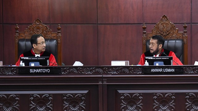 Suhartoyo dan Anwar Usman dalam sidang Pengujian Materiil UU Nomor 7 Tahun 2017 tentang Pemilihan Umum. Foto: Sigid Kurniawan/Antara Foto