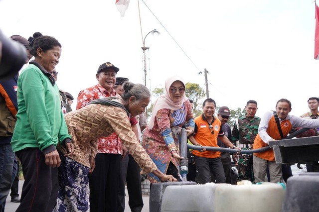 Bupati Klaten Sri Mulyani memantau penyaluran bantuan air bersih bagi warga di Desa Sidorejo dan Tegalrejo, Kemalang, Selasa (22/8/2023). Foto: Dok. Pemkab Klaten