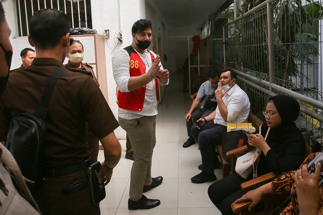 Terdakwa Ammar Zoni saat tiba jelang sidang perdana terkait penyalahgunaan narkoba di Pengadilan Negeri Jakarta Selatan, Jakarta, Selasa, (22/8/2023). Foto: Agus Apriyanto