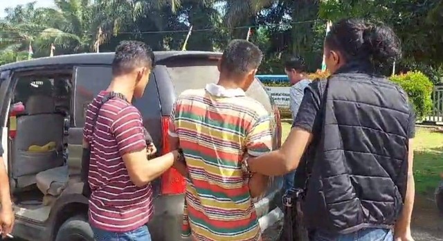 Polisi mengungkap motif suami bacok istri dan anak tirinya di Pekon Banjarsari Kecamatan Wonosobo Kabupaten Tanggamus. #publisherstory #lampunggeh