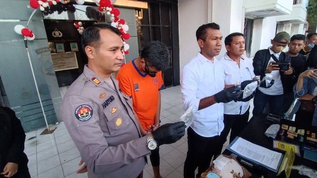 Satresnarkoba Polrestabes Surabaya menangkap Yohanes Raharjo Salim (31) warga Jalan Griya Candramas, Kecamatan Sedati, Kabupaten Sidoarjo karena menjual dan mengonsumsi narkoba jenis ganja berbentuk liquid atau cair, Selasa (22/8/2023). Foto: Farusma Okta Verdian/kumparan