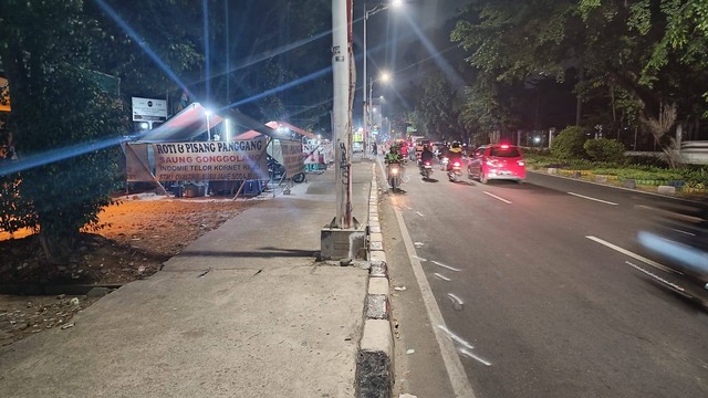 Belum ada 24 jam setelah kecelakaan beruntun truk tabrak 7 pemotor lawan arah di Jalan Raya Lenteng Agung depan Halte Wijaya Kusuma, masih terlihat motor yang lawan arah di TKP, Selasa (22/8/2023). Foto: Thomas Bosco/kumparan