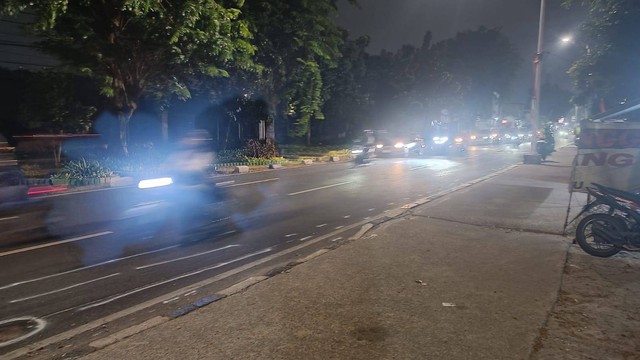 Belum ada 24 jam setelah kecelakaan beruntun truk tabrak 7 pemotor lawan arah di Jalan Raya Lenteng Agung depan Halte Wijaya Kusuma, masih terlihat motor yang lawan arah di TKP, Selasa (22/8/2023). Foto: Thomas Bosco/kumparan