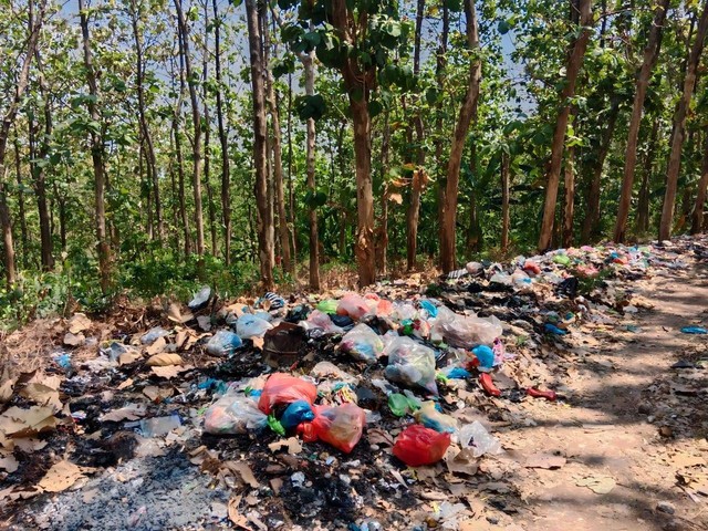 [Sumber gambar  pribadi] Lokasi pembuangan sampah liar di Hutan Desa Kaliancar (20/08/2023)