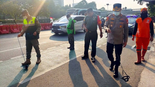 Ilustrasi pembersihan ranjau paku di Jalan Gatot Subroto, Jakarta Selatan. Foto: Dok. Istimewa