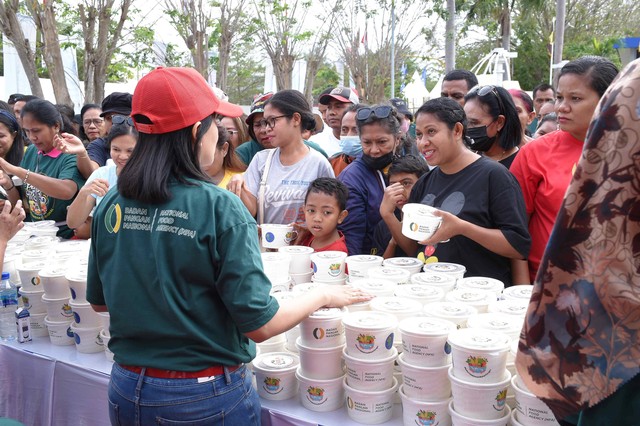 Masyarakat NTT antusias mengantri sarapan pangan lokal berupa jagung bose dalam gelaran Sinergi dan Kolaborasi Mewujudkan Merdeka Pangan yang dilaksanakan Badan Pangan Nasional di Kupang, 12 Agustus 2023 (Foto: Dok Humas NFA) 