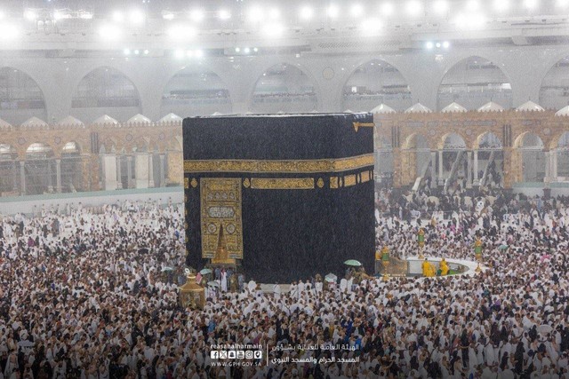 Jemaah tetap beribadah meski hujan deras melanda Masjidil Haram, Makkah, Selasa (22/8/2023) malam. Foto: Dok. gph.gov.sa