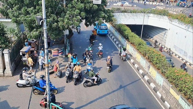 Pemotor lawan arah di depan Stasiun Pasar Minggu, Jakarta Selatan, Rabu (23/8/2023). Foto: Annisa Thahira Madina/kumparan