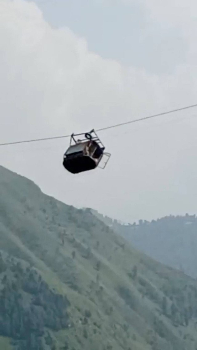 Kereta gantung yang membawa pelajar rusak di Battagram, Pakistan, 22 Agustus 2023. Foto: Umeed Sahar/via REUTERS