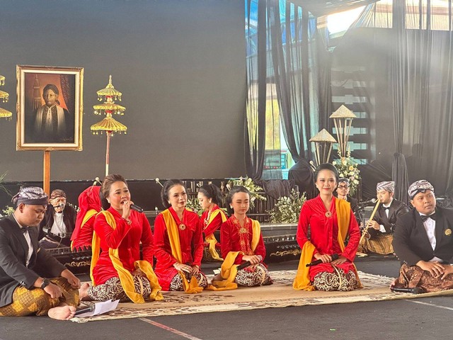 Kontingen Duta Budaya Cianjur, Tembang Sunda Cianjuran, pada Temu Karya Taman Budaya se-Indonesia XXII 2023 berhasil membuat takjub penonton yang hadir di di Teater Terbuka Taman Budaya Jawa Barat Jl. Bukit Dago Utara III No.9, Dago, Kecamatan Coblong, Kota Bandung, Jawa Barat, Selasa (22/08/2023). Foto: istimewa