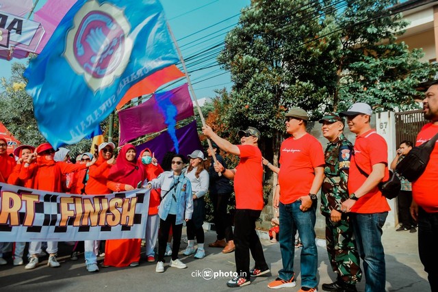 Jalan santai bersama warga Kelurahan Sukaraja (foto: Ricky Feri Wiguna)