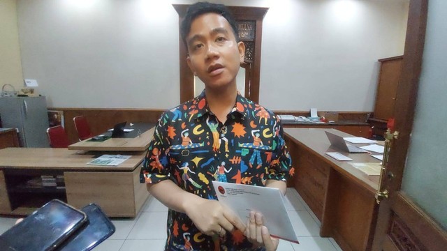 Wali Kota Solo Gibran Rakabuming Raka menerima surat undangan untuk acara pertemuan partai dari Sekretaris DPD PDIP Jateng Sumanto, di Balai Kota Solo, Rabu (23/8/2023). Foto: Dok. Istimewa