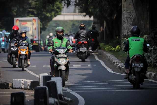 Sejumlah pengendara motor lawan arus di sekitar bawah flyover Kalibata, Jakarta Selatan, Rabu (23/8/2023). Foto: Jamal Ramadhan/kumparan