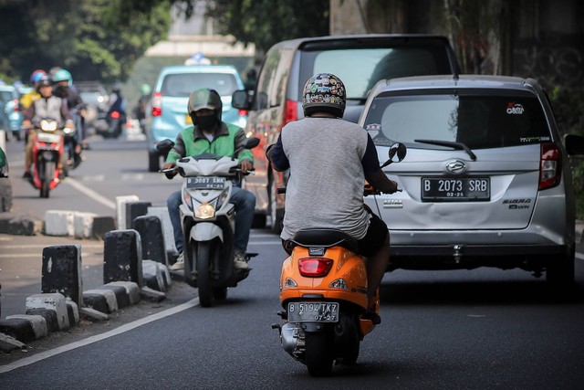 Sejumlah pengendara motor lawan arus di sekitar bawah flyover Kalibata, Jakarta Selatan, Rabu (23/8/2023). Foto: Jamal Ramadhan/kumparan