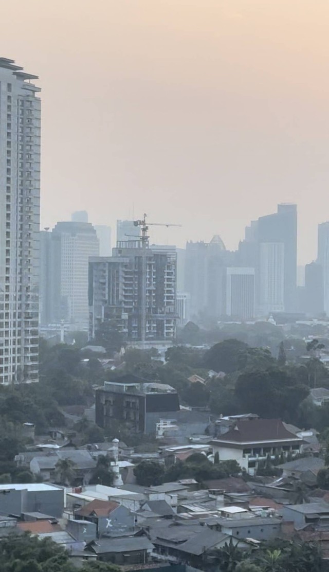 Pemandangan Ibu kota Jakarta yang diambil di daerah Kebayoran, pada 23 Agustus 2023, pukul 06.16 WIB. Foto: dok. pribadi