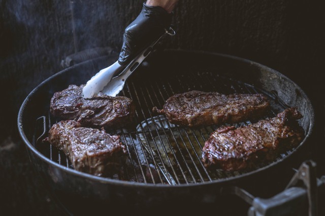 Ilustrasi Cara Memasak Steak Enak Rumahan. Pexels/Los Muertos Crew.