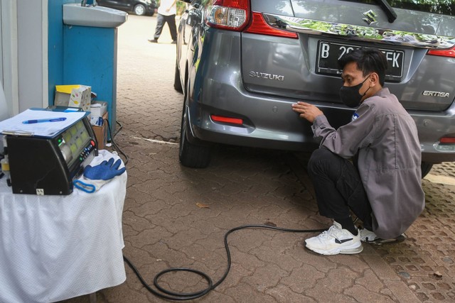 Petugas mengukur emisi gas buang sebuah kendaraan roda empat di Kementerian Lingkungan Hidup dan Kehutanan (KLHK), Senayan, Jakarta, Rabu (23/8/2023). Foto: Aditya Pradana Putra/ANTARA FOTO