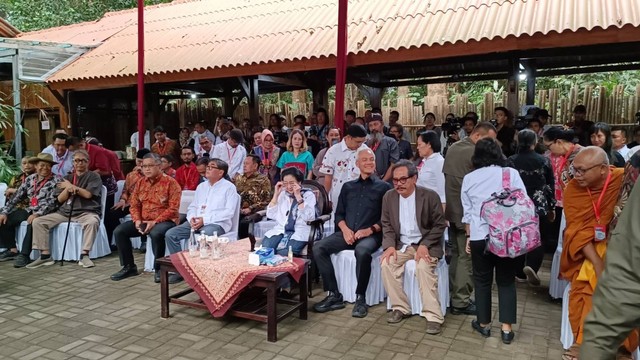 Megawati Soekarnoputri didampingi Ganjar Pranowo di Omah Petroek, Pakem, Sleman, Rabu (23/8), jelang peresmian patung Bung Karno. Foto: Arfiansyah Panji Purnandaru/kumparan