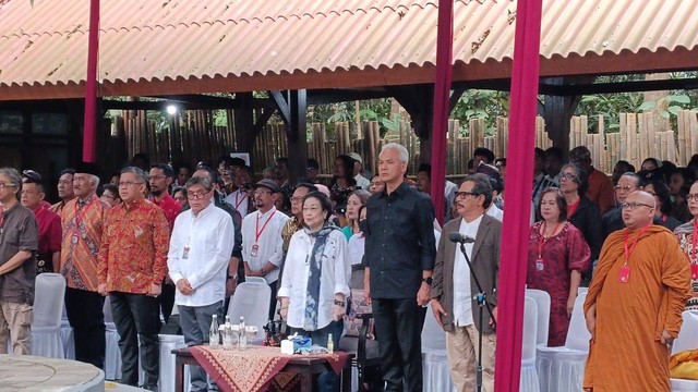 Megawati Soekarnoputri didampingi Ganjar Pranowo di Omah Petroek, Pakem, Sleman, Rabu (23/8), jelang peresmian patung Bung Karno. Foto: Arfiansyah Panji Purnandaru/kumparan