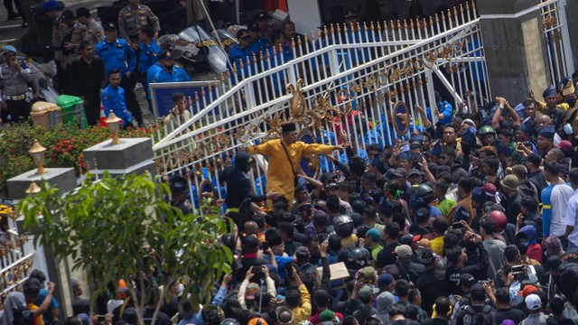 Sejumlah warga terlibat aksi saling dorong saat berunjuk rasa terkait rencana pengembangan Pulau Rempang dan Galang menjadi kawasan ekonomi baru di Kantor Badan Pengusahaan (BP) Batam, Batam, Kepulauan Riau, Rabu (23/8). Foto: ANTARA FOTO/Teguh Prihatna