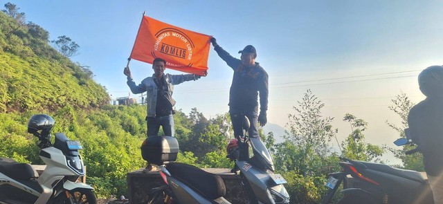 Komunitas motor listrik berhasil naik ke puncak Telomoyo. Foto: istimewa