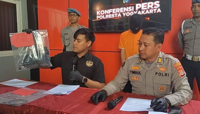 Konferensi pers kasus penganiayaan anak oleh Polresta Yogyakarta, Rabu (23/8). Foto: Polresta Yogyakarta