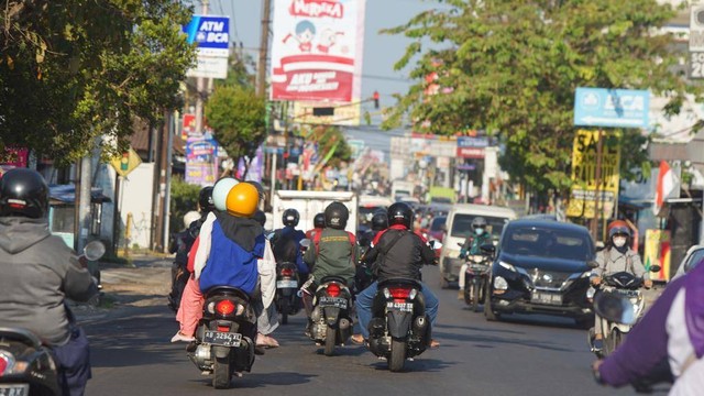 Ilustrasi pengendara kendaraan bermotor di salah satu ruas jalan di Yogyakarta. Foto: Arif UT/Pandangan Jogja