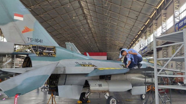 Proses upgrade jet tempur F-16 di Skadron 042 Lanud Iswahjudi, Magetan, Jawa Timur, Rabu (23/8).  Foto: Jonathan Devin/kumparan