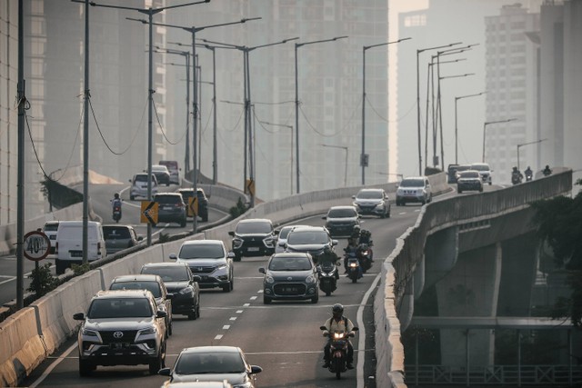 Pengguna sepeda motor melintas jalan layang non tol (JLNT) Casablanca, Jakarta Selatan, Rabu (23/8/2023). Foto: Jamal Ramadhan/kumparan