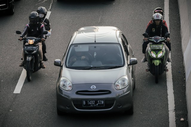 Pengguna sepeda motor melintas jalan layang non tol (JLNT) Casablanca, Jakarta Selatan, Rabu (23/8/2023). Foto: Jamal Ramadhan/kumparan