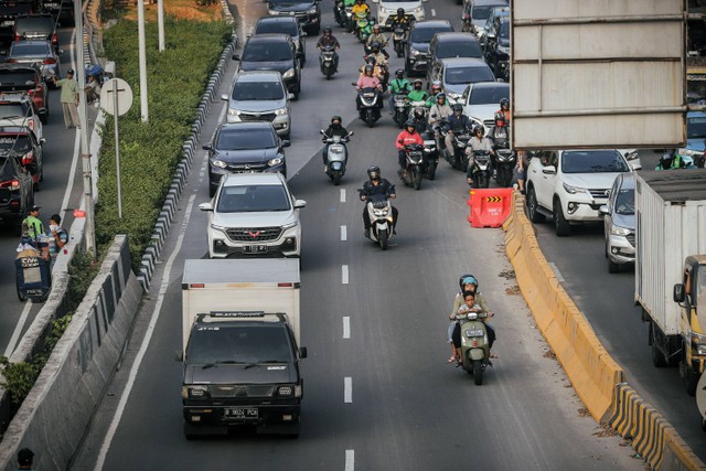 Pengguna sepeda motor melintas jalan layang non tol (JLNT) Casablanca, Jakarta Selatan, Rabu (23/8/2023).
 Foto: Jamal Ramadhan/kumparan