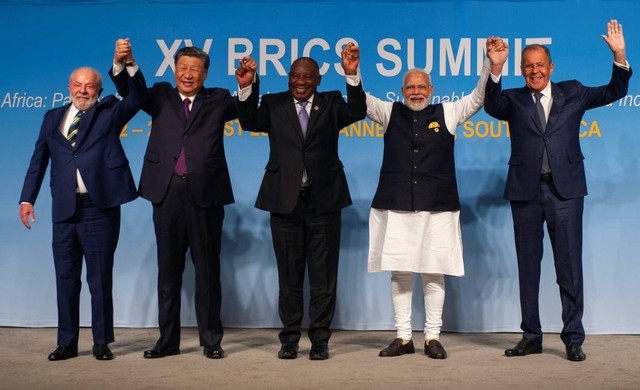 Sejumlah pemimpin negara berpose di BRICS Summit di Afrika Selatan. Foto: ALET PRETORIUS/REUTERS