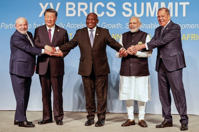 Sejumlah pemimpin negara berpose di BRICS Summit di Afrika Selatan. Foto: ALET PRETORIUS/REUTERS