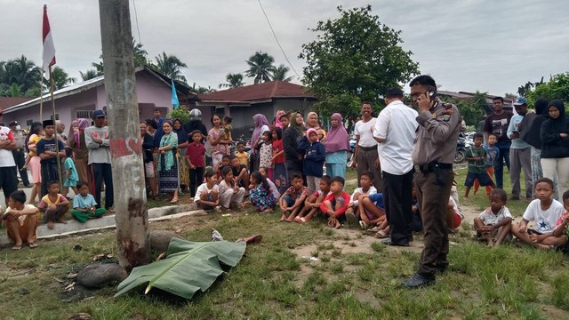Polisi mendatangi lokasi maling motor yang tewas diamuk massa di Desa Sugiharjo, Kabupaten Deli Serdang, pada Rabu (23/8). Foto: Polsek Batang Kuis