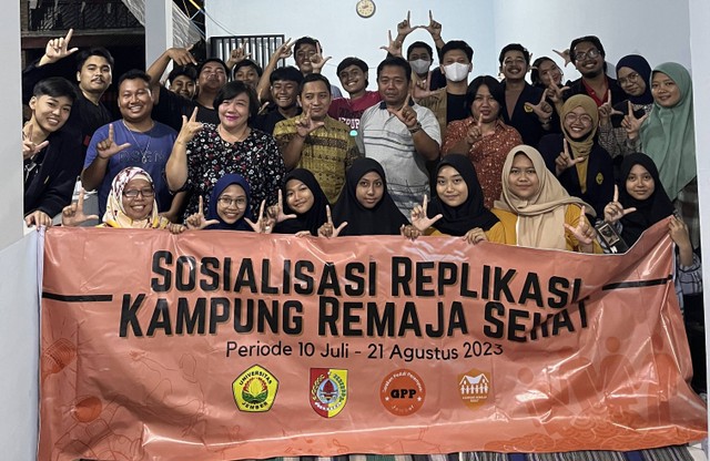 Foto bersama Ketua RW 11 Lingkungan Kramat 2, Anggota KRS Kelurahan Kranjingan, Perwakilan Puskesmas Gladak Pakem dan LGPP dalam sosialisasi Kesehatan Reproduksi (KESPRO) di Kelurahan Kranjingan