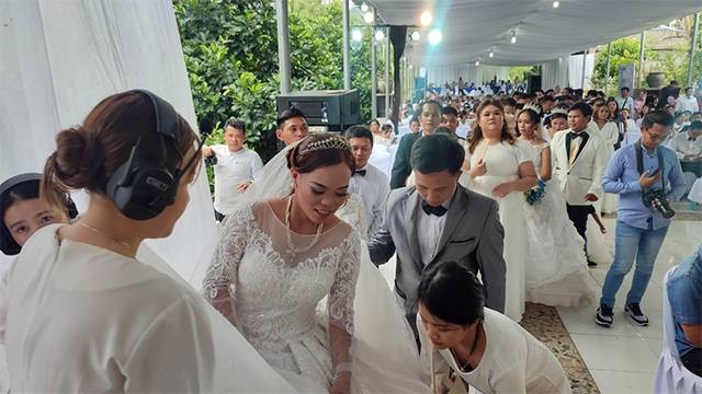 Para pengantin mengikuti nikah massal yang digelar oleh Hillary Brigitta Lasut. Tampak antusiasme para pengantin yang menikah tanpa mengeluarkan biaya apa pun tersebut. 
