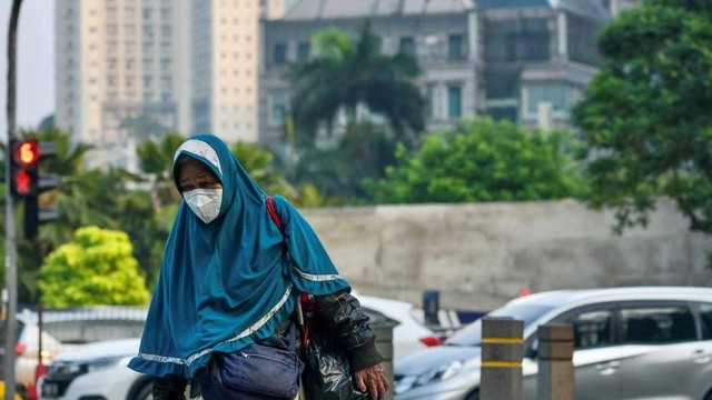 Warga DKI Jakarta dan sekitarnya kembali memakai masker akibat tingkat polusi yang meningkat akhir-akhir ini. 
