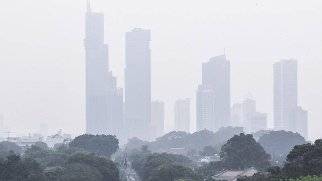 Suasana gedung-gedung bertingkat yang tertutup oleh kabut polusi di Jakarta, Kamis (27/7/2023). 