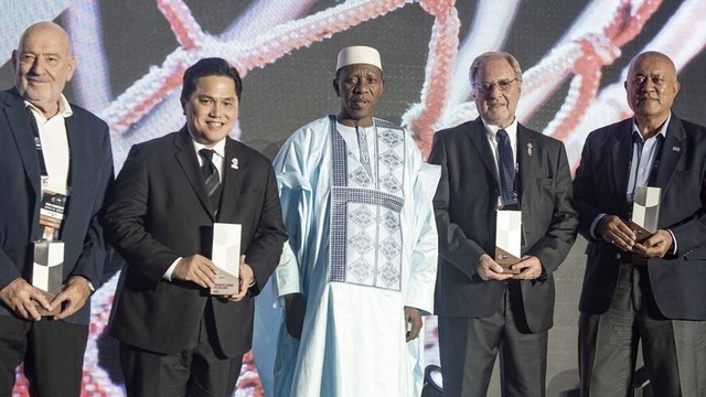 Erick Thohir meraih penghargaan dari Presiden FIBA, Hamane Niang, di Manila, Filipina, Rabu (23/8). Foto: Dok. FIBA