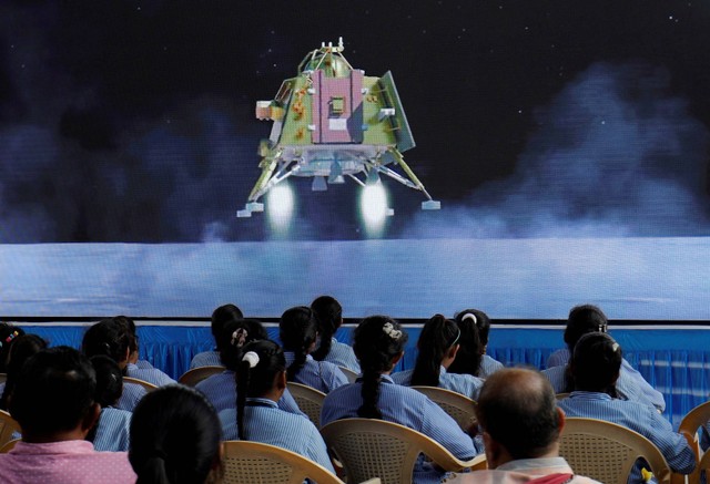 Orang-orang menonton siaran langsung pendaratan pesawat ruang angkasa Chandrayaan-3 di bulan, di dalam auditorium Gujarat Science City di Ahmedabad, India, Selasa (23/8/2023). Foto: Amit Dave/Reuters