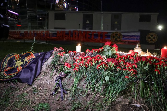 Suasana di tugu peringatan darurat di dekat bekas PMC Wagner Center di Saint Petersburg, Rusia pada Kamis (24/8/2023). Foto: Anastasia Barashkova/Reuters 