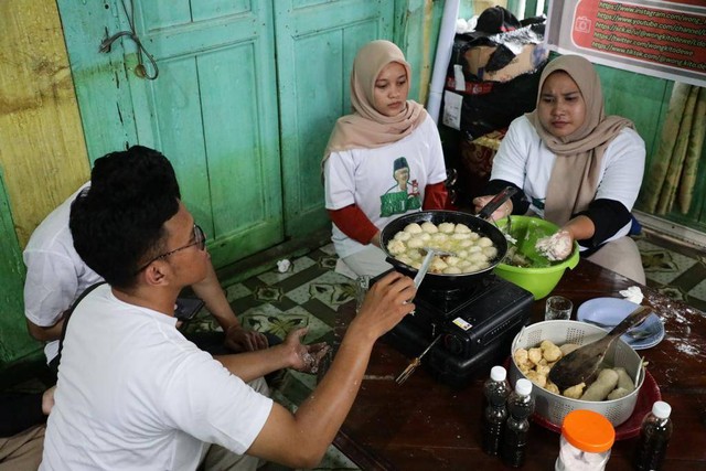 Relawan Ganjar di Palembang saat mengajak milenial membuat Pempek, Foto : Relawan Ganjar